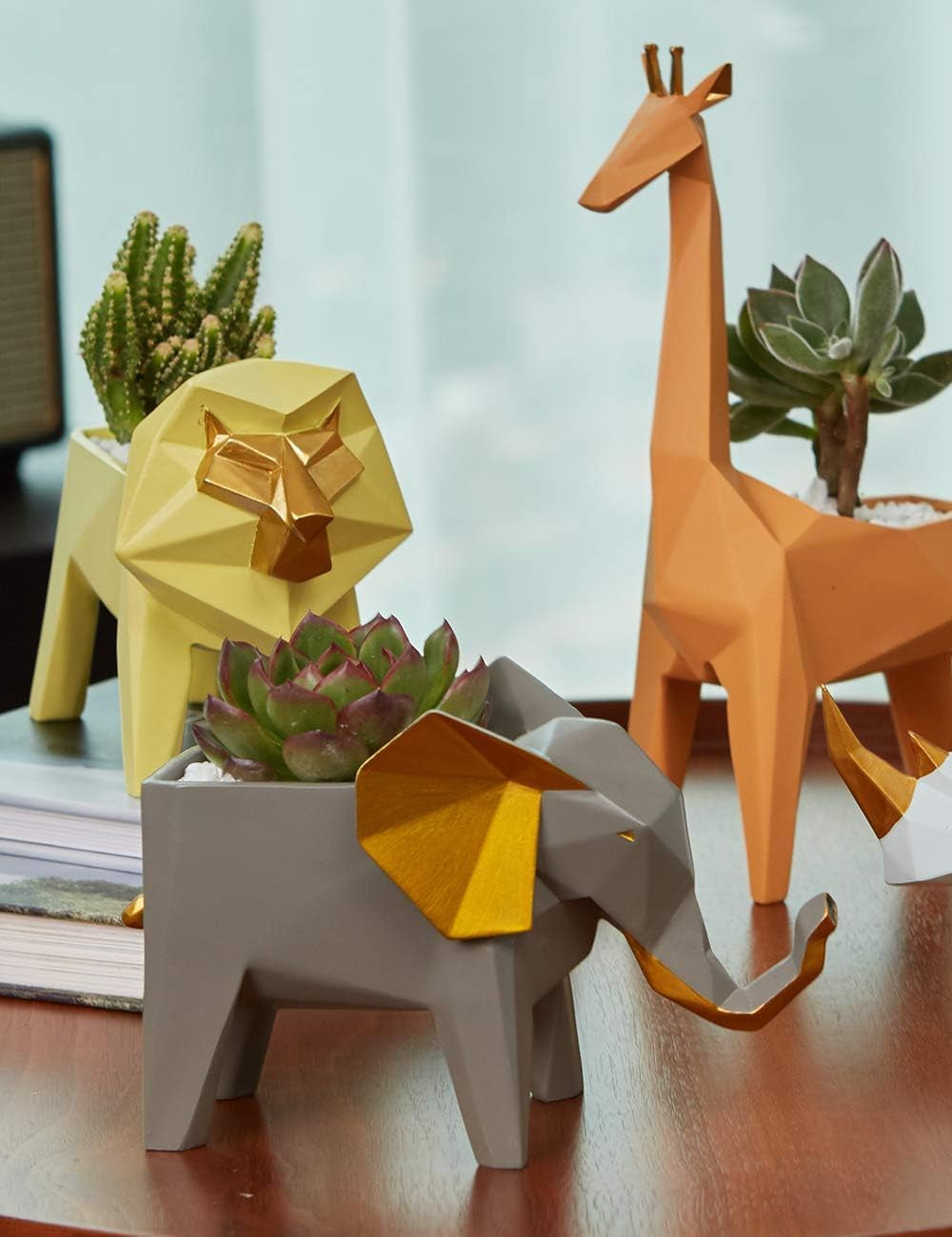 Giraffe Statue Planter Succulent Pot Modern Animal Sculpture Home Decor Gift for Living Room Office 9.3 Inch